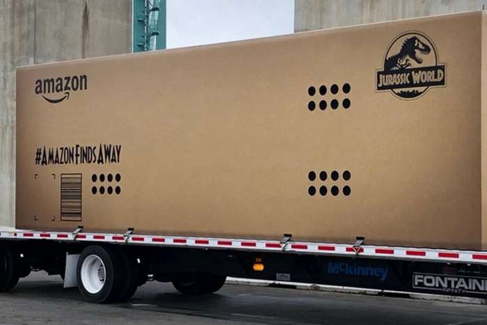 Amazon провезла по улицам Лос-Анджелеса коробку с динозавром