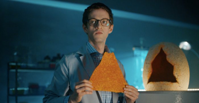 Frito-Lay поместил гигантский чипс в "яйцо динозавра"