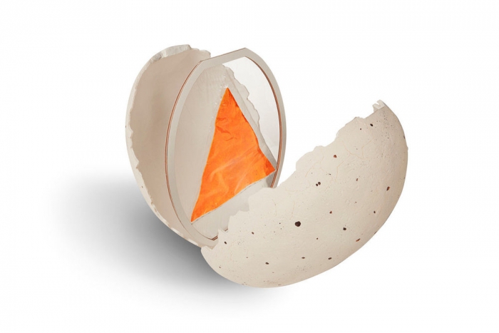 Frito-Lay поместил гигантский чипс в "яйцо динозавра"
