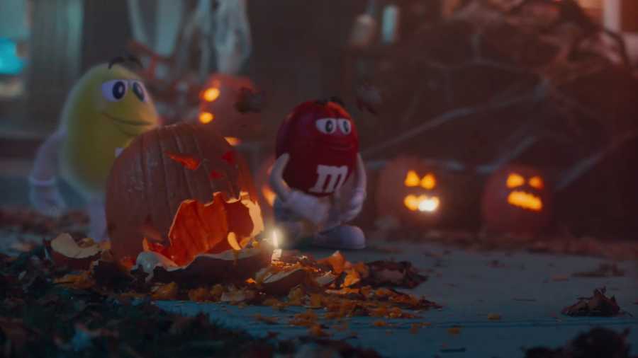 Один из драже M&M’S стал призраком в ролике на Хэллоуин