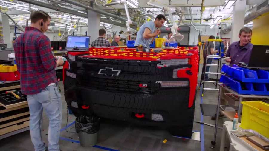В Chevrolet собрали из деталей LEGO пикап в натуральную величину