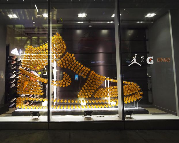 Gatorade сложил кроссовки из бутылок в креативной наружной рекламе.