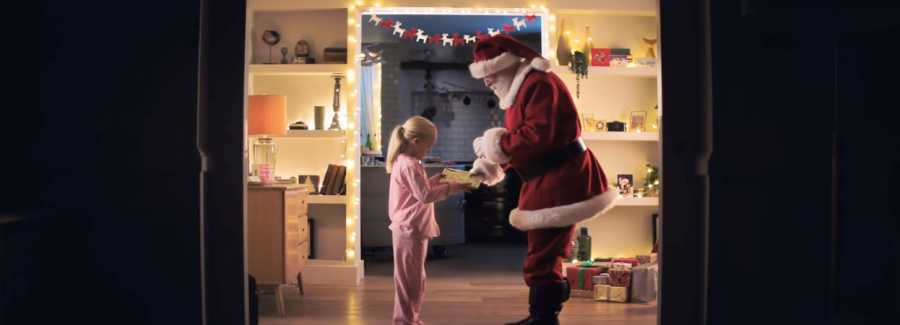 В рекламе Huawei Санта Клаус читает книгу девочке с помощью языка жестов.