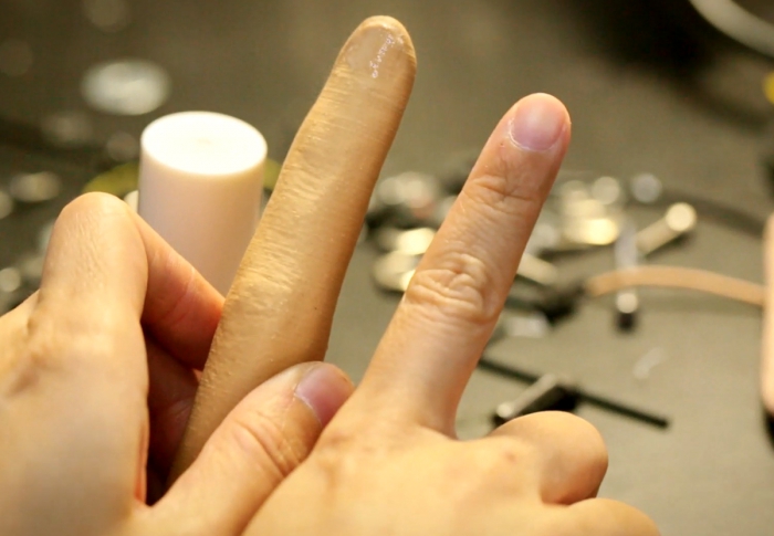 KFC создал синтетический палец, чтобы не запачкать смартфон