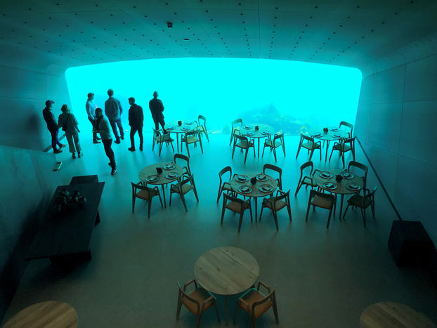 В Норвегии открылся ресторан под водой.
