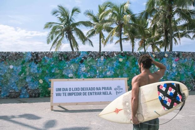 Corona оградила пляж стеной из пластика в рамках борьбы против загрязнения океанов.
