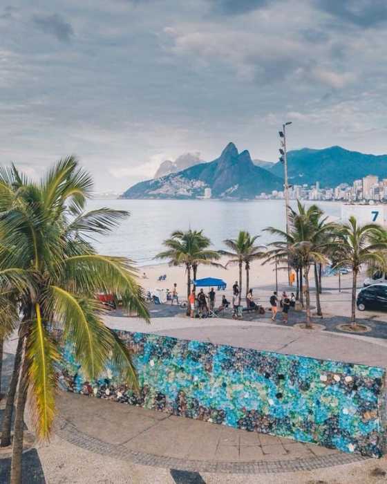 Corona оградила пляж стеной из пластика в рамках борьбы против загрязнения океанов.