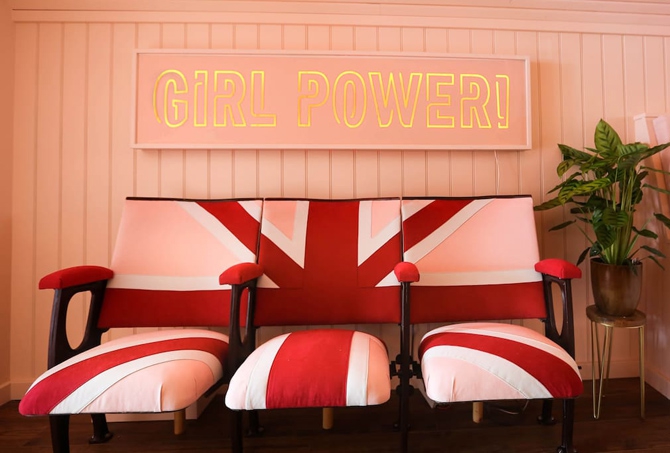 Airbnb предлагает переночевать в автобусе Spice Girls
