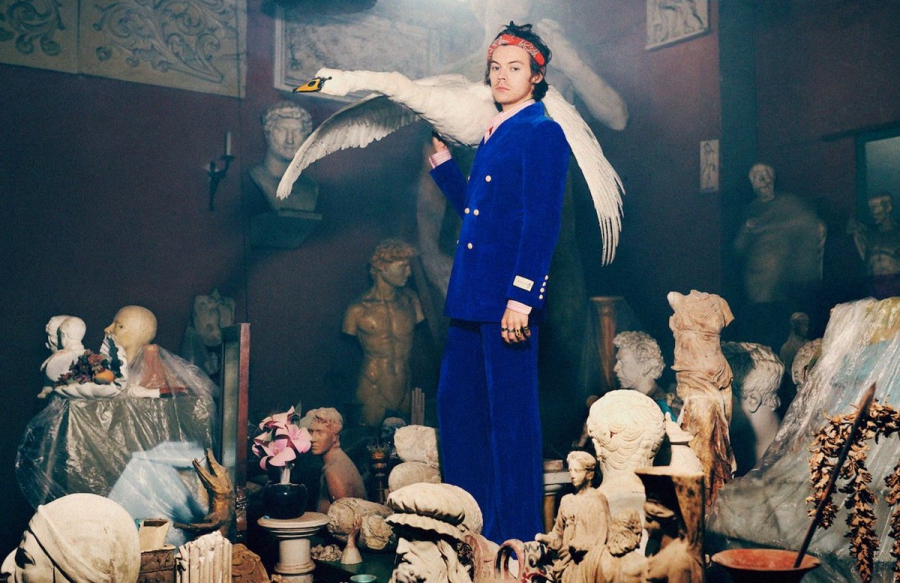 Гарри Стайлз позирует в окружении произведений искусства в рекламе Gucci