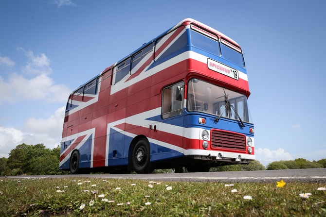Airbnb предлагает переночевать в автобусе Spice Girls