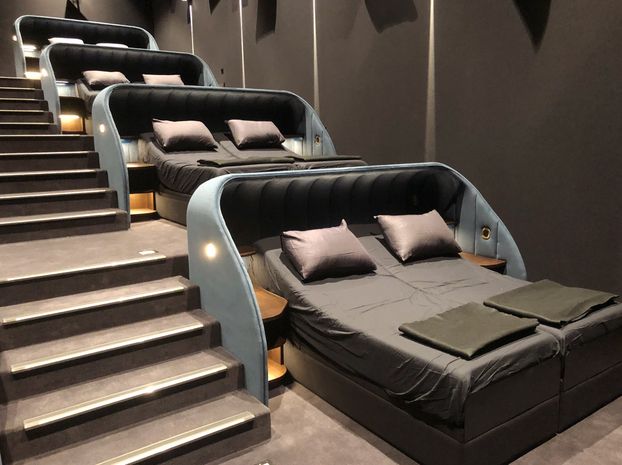 Швейцарский кинотеатр заменил все кресла кроватями