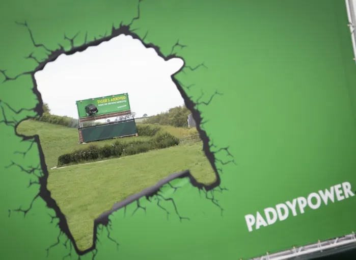 Букмекер Paddy Power поприветствовал Тайгера Вудса билбордом с разбитой машиной Букмекер Paddy Power поприветствовал Тайгера Вудса билбордом с разбитой машиной