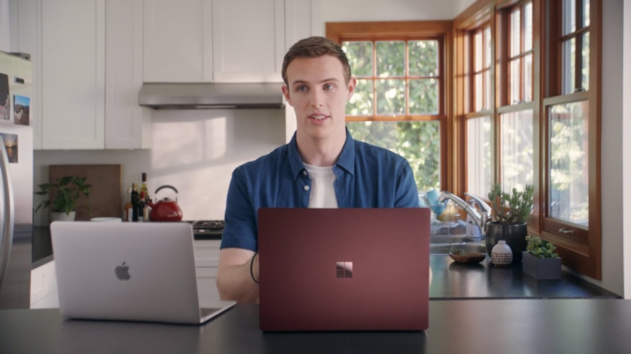 Microsoft пригласили для рекламы ноутбуков парня, по имени Мак Бук