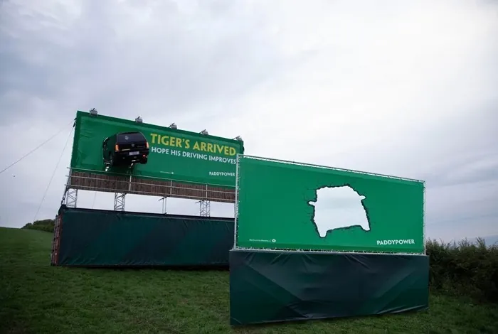 Букмекер Paddy Power поприветствовал Тайгера Вудса билбордом с разбитой машиной Букмекер Paddy Power поприветствовал Тайгера Вудса билбордом с разбитой машиной