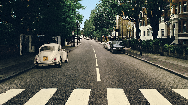 Volkswagen «перепарковал» автомобиль на знаменитой обложке альбома Beatles