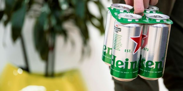 Heineken отказался от пластиковых колец в упаковке