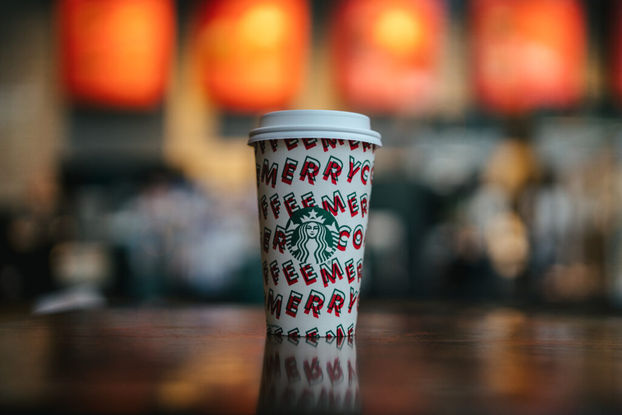 Starbucks выпустила праздничные стаканчики