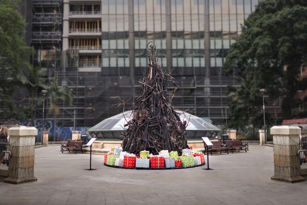 В Сиднее установили обгоревшую рождественскую елку