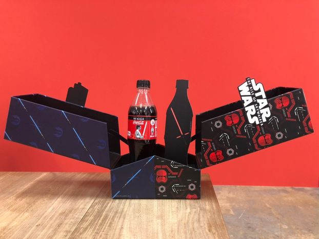 Coca-Cola выпустила бутылки со светящимися световыми мечами из «Звездных войн»