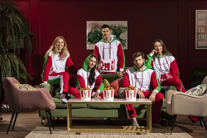 KFC и Delivery Club отметили год партнерства пижамой с карманом для баскета