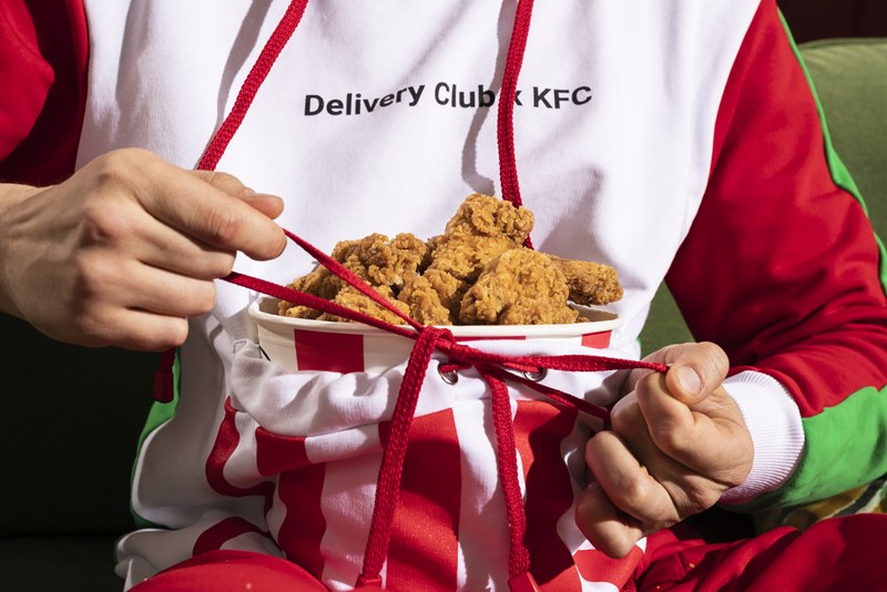 KFC и Delivery Club отметили год партнерства пижамой с карманом для баскета