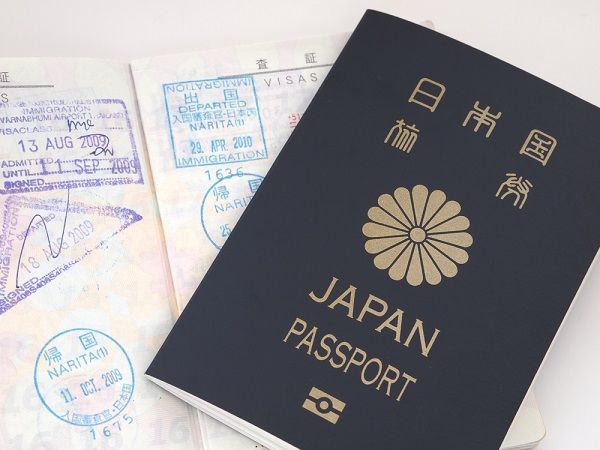 В японском паспорте теперь изображены гравюры Хокусая