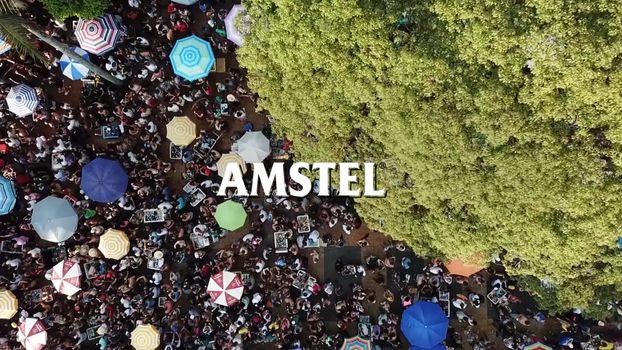 Amstel замаскировал холодильники с пивом на параде, чьим спонсором он не являлся