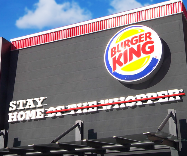 Burger King изменил свою вывеску, чтобы напомнить о правиле карантина
