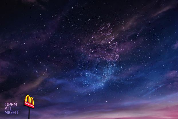 БигМак, фри и мороженое-рожок стали созвездиями в серии принтов McDonald’s