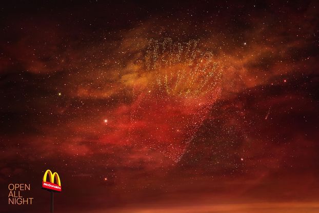 БигМак, фри и мороженое-рожок стали созвездиями в серии принтов McDonald’s