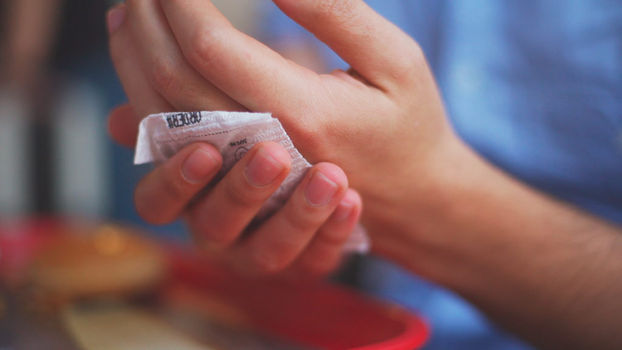 KFC превратил чеки в салфетки, чтобы покупатели могли есть руками