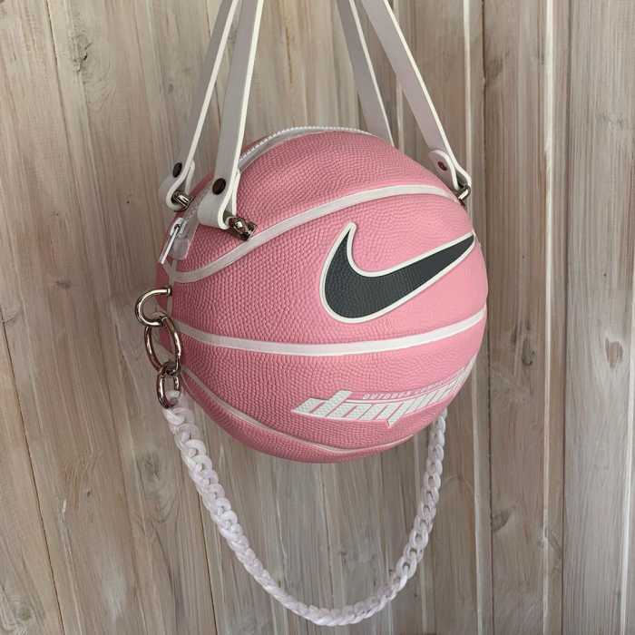 Российская марка byinvercia, которая шьет сумки из мячей — от теннисных до баскетбольных