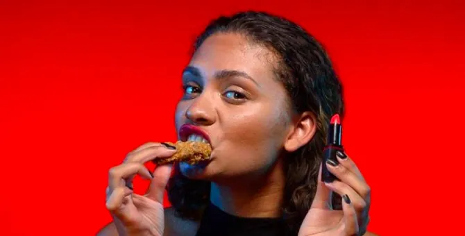 KFC выпустила губную помаду со вкусом острых куриных крылышек KFC выпустила губную помаду со вкусом острых куриных крылышек