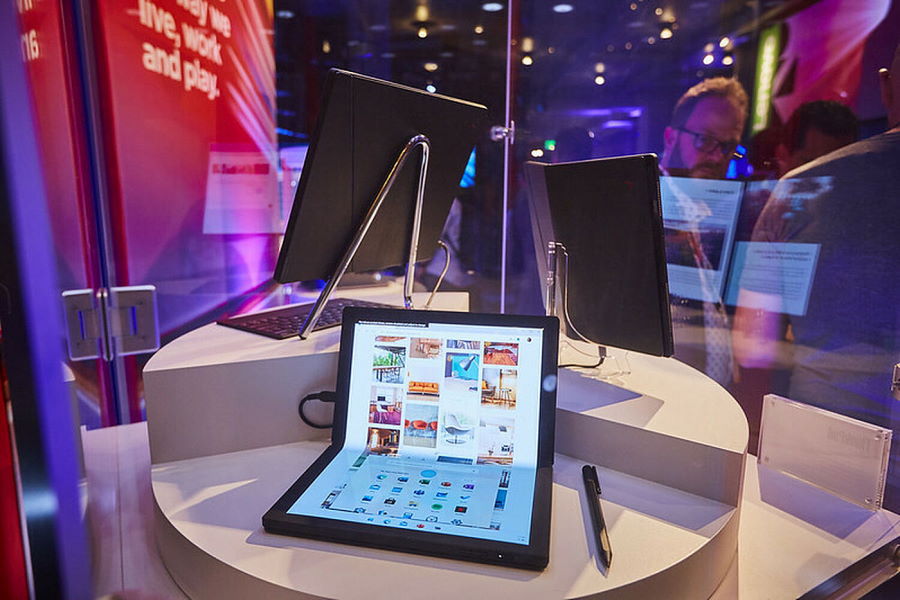 Lenovo выпустила первый в мире гибкий ноутбук