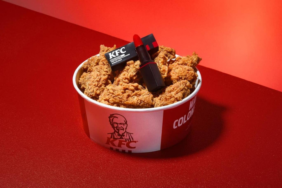 KFC выпустила губную помаду со вкусом острых куриных крылышек