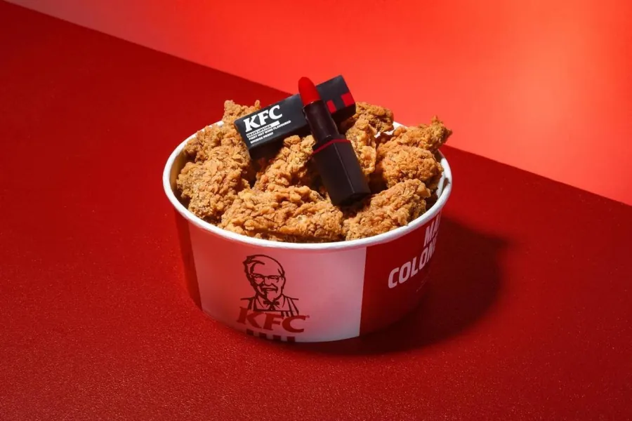KFC выпустила губную помаду со вкусом острых куриных крылышек KFC выпустила губную помаду со вкусом острых куриных крылышек