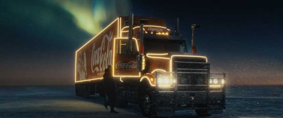 Санта пересел с саней на грузовик в эпичной рекламе Coca-Cola