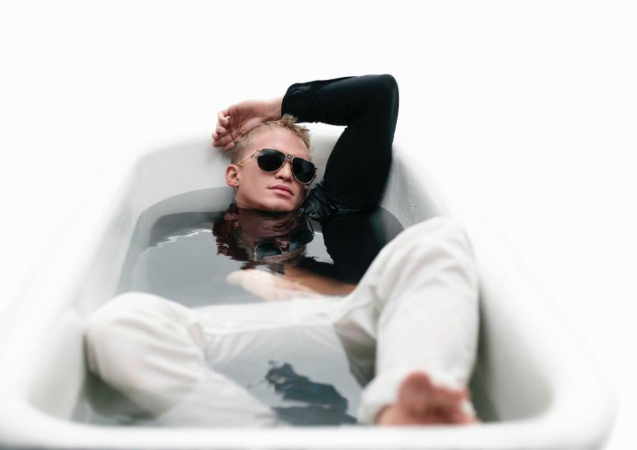 Певец Коди Симпсон снялся в ванне в рекламе очков Versace