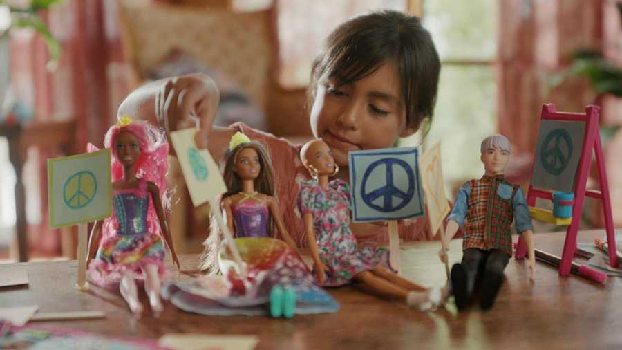 Глобальная кампания для Barbie напомнила о важности игры в куклы