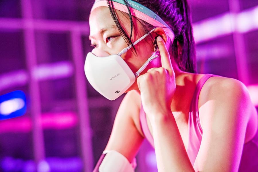 LG создала защитные маски со встроенными микрофоном и динамиками