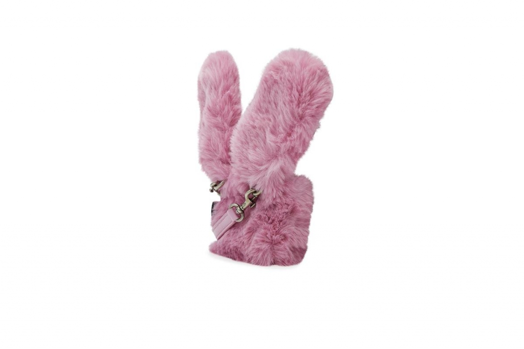 Balenciaga выпустил пушистый чехол для iPhone с кроличьими ушами и хвостом