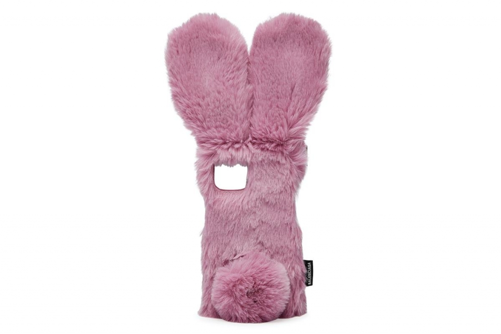 Balenciaga выпустил пушистый чехол для iPhone с кроличьими ушами и хвостом