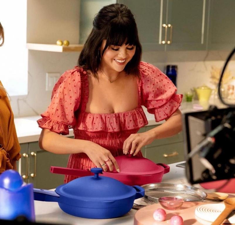 Селена Гомес выпустила коллекцию посуды в синем и розовом цветах