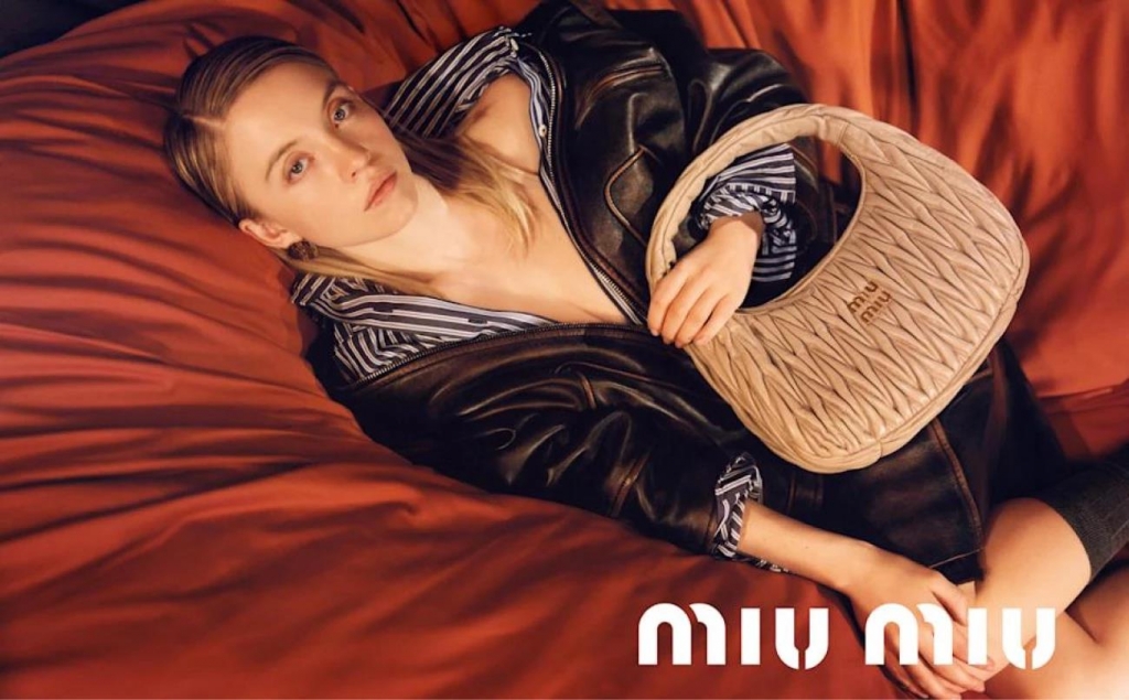 Сидни Суини из «Эйфории» снялась в кампании новой сумки Miu Miu