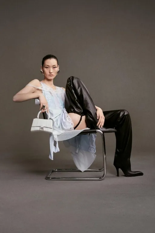 Balenciaga показал рекламную кампанию новой осенней коллекции