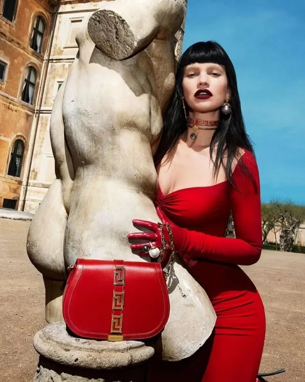 Лили Джеймс снялась в новой кампании Versace Лили Джеймс снялась в новой кампании Versace