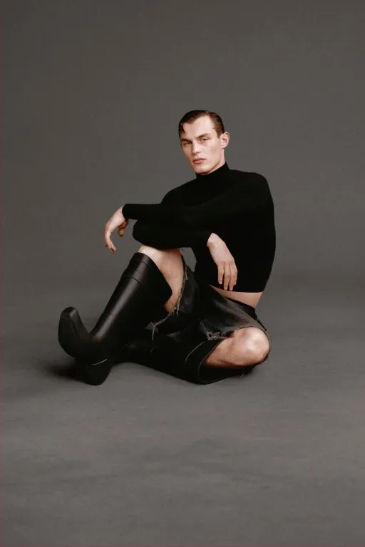 Balenciaga показал рекламную кампанию новой осенней коллекции