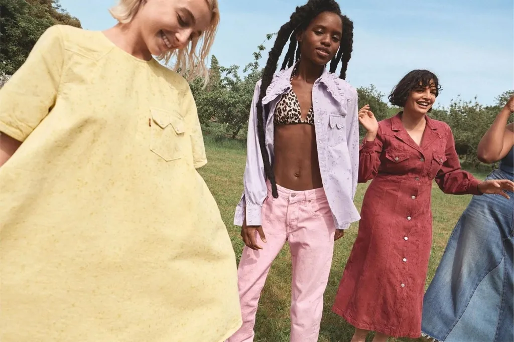 Ganni и Levi's представили кампанию с блогером Эммой Чемберлен