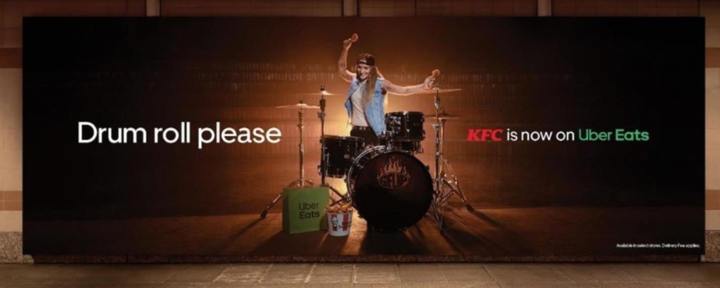 В рекламном ролике музыкант играет на барабанах куриными голенями от KFC