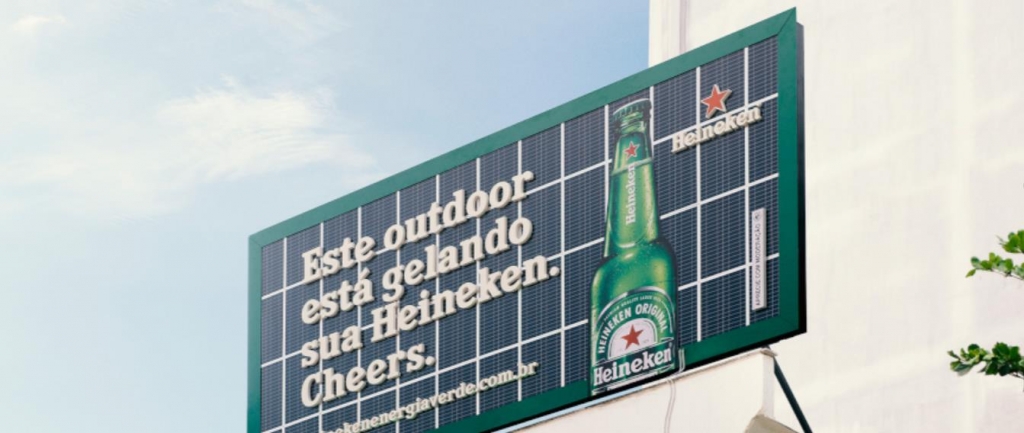 Heineken разместил билборд, охлаждающий пиво с помощью солнечных панелей.